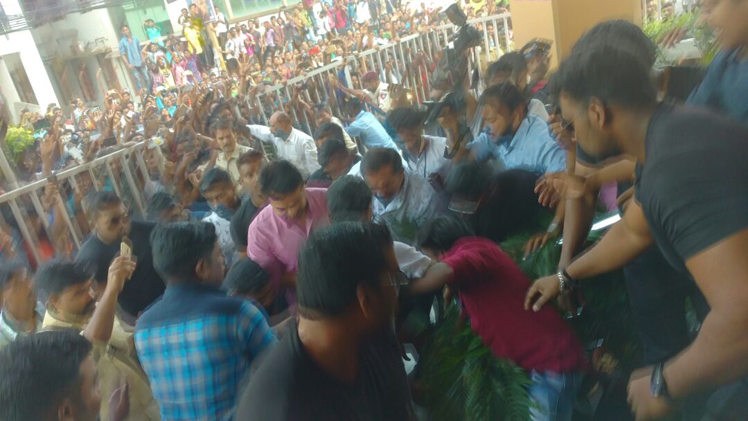 TrendsSuriyaKL's tweet photo. • @Suriya_offl Anna At Kerala During Singam3 Promotions 💥🔥 Adopted son of Kerala ❤️

#സൂരറൈപോട്ര്Nov12TakeOff

#SooraraiPottru https://t.co/IQoqFodnMF
