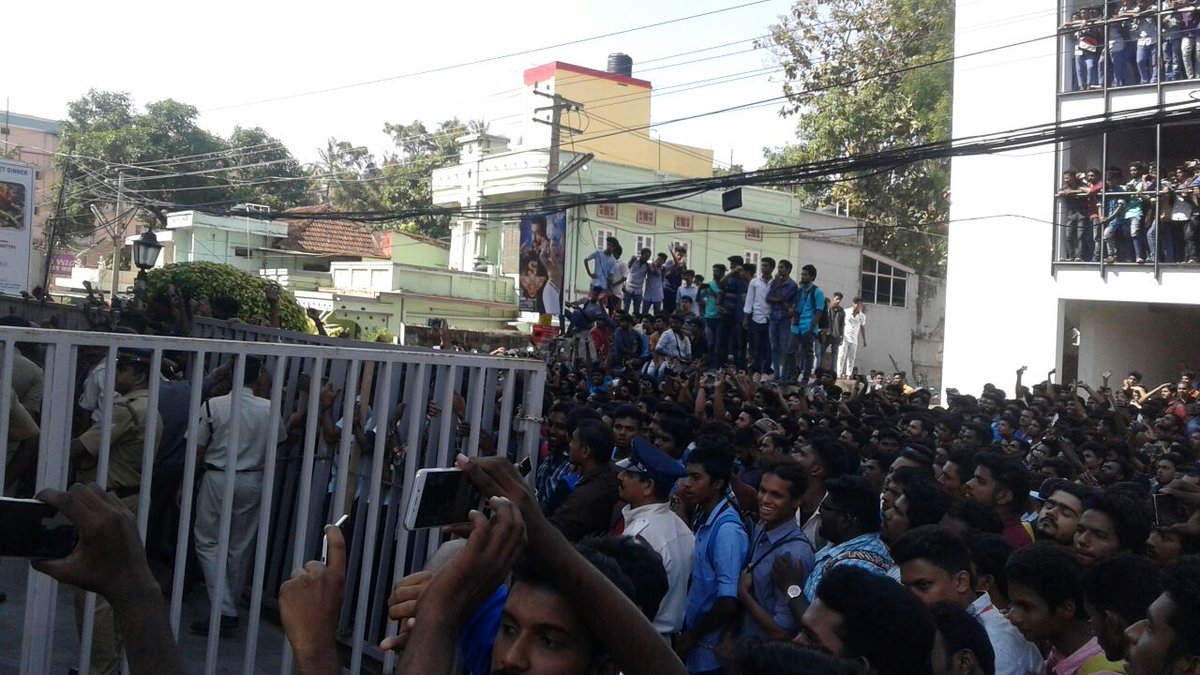 TrendsSuriyaKL's tweet photo. • @Suriya_offl Anna At Kerala During Singam3 Promotions 💥🔥 Adopted son of Kerala ❤️

#സൂരറൈപോട്ര്Nov12TakeOff

#SooraraiPottru https://t.co/IQoqFodnMF