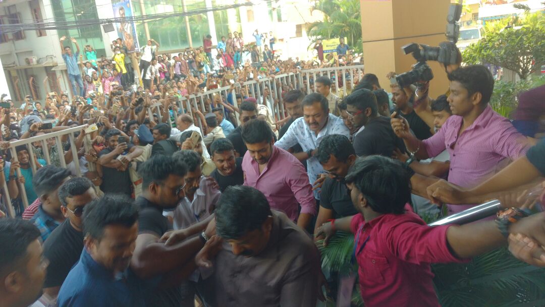 TrendsSuriyaKL's tweet photo. • @Suriya_offl Anna At Kerala During Singam3 Promotions 💥🔥 Adopted son of Kerala ❤️

#സൂരറൈപോട്ര്Nov12TakeOff

#SooraraiPottru https://t.co/IQoqFodnMF