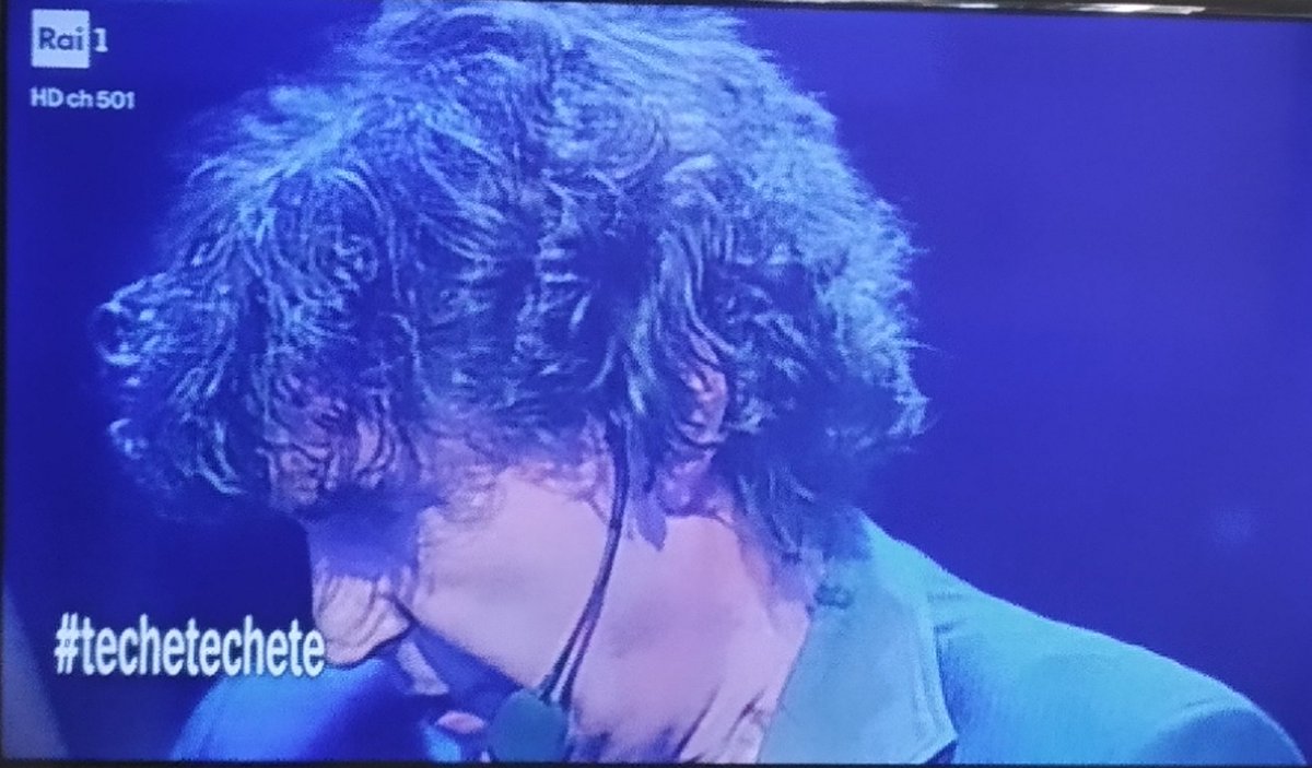 ipasticcidiluna's tweet photo. Cantando i #Pooh e ripercorrendo la loro carriera, bellissimo modo di salutare #stefanodorazio.. 🖤 Grazie @RaiUno @_Techetechete @RobyFacchinetti condoglianze, un abbraccio virtuale https://t.co/v8rcISVoze