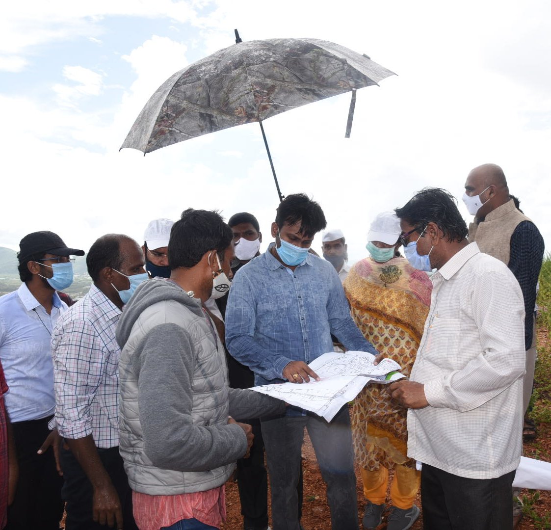 CollectorKadapa's tweet photo. Inspected the hill & adjoining lands at Chelamareddipalle village in #Kadapa for finalizing the site for establishment of Dr #YSRUniversity for architecture & fine arts and for development of the spot as #Tourist attraction because of the scenic beauty the site offers. https://t.co/7wZleKEm47