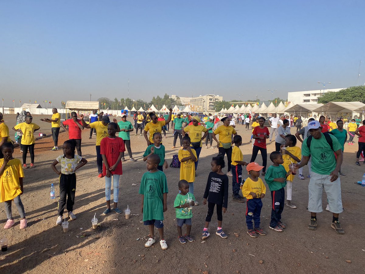 MaliSdmv's tweet photo. C'était à la place du cinquantenaire ce samedi matin! #trainingdaybysdmv de SDMV MALI avec Africa scène ! Trop d’ambiance, petits et grands se sont simplement éclatés.
Si tu as raté pour ce matin, rassures toi, ça se passera ici tout les mois.
#onnelachepaslaffaire 
#BamaArt https://t.co/NTc0CsmD0l