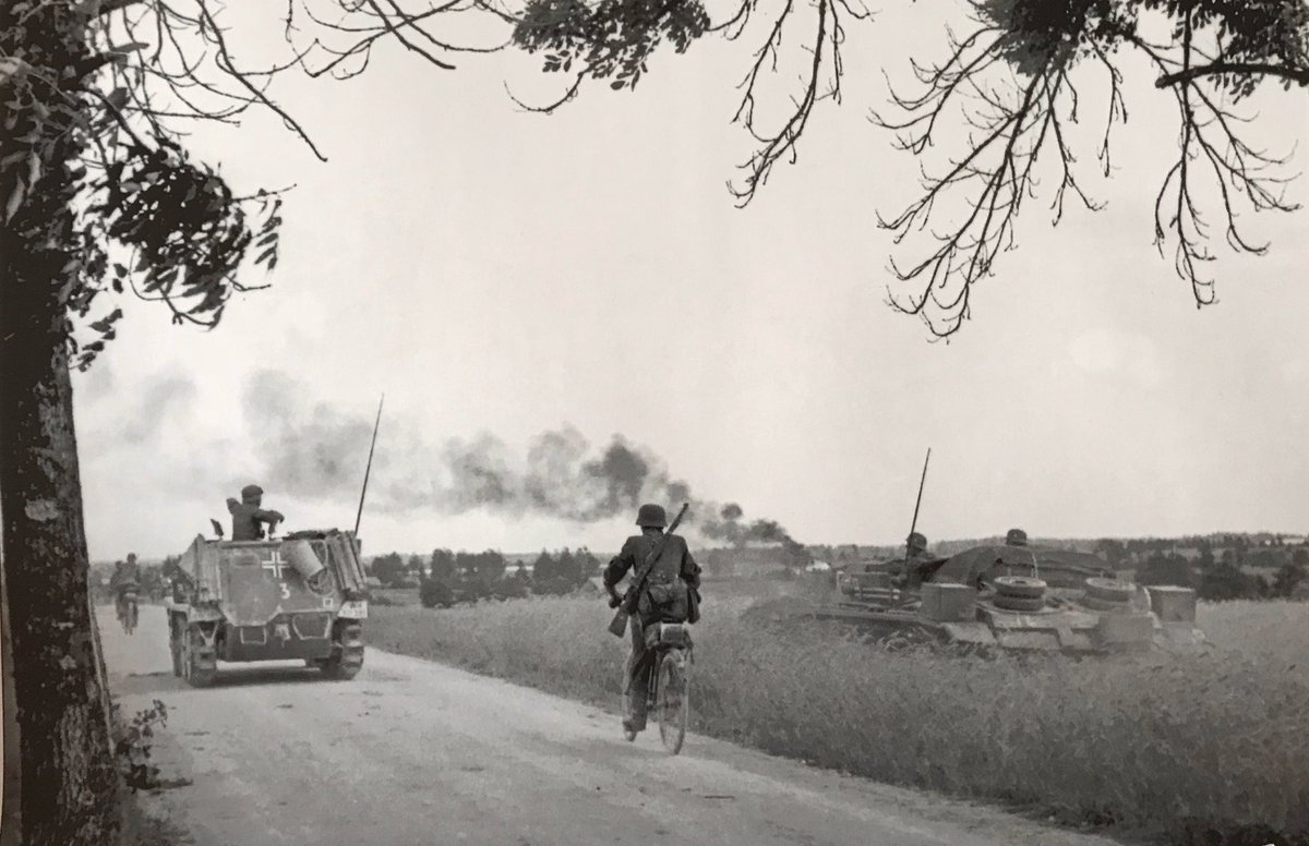 Dynamic photo of a C/O of a Sdkfz253 observation vehicle shouting to gun E or F (of the Batterie) of 185 Sturmgeschütze Abteilung, 1941.Note the mounted infantry on bicycles (Truppenfahrrad). These roles included reconnaissance/messenger & HQ duties, too.39)