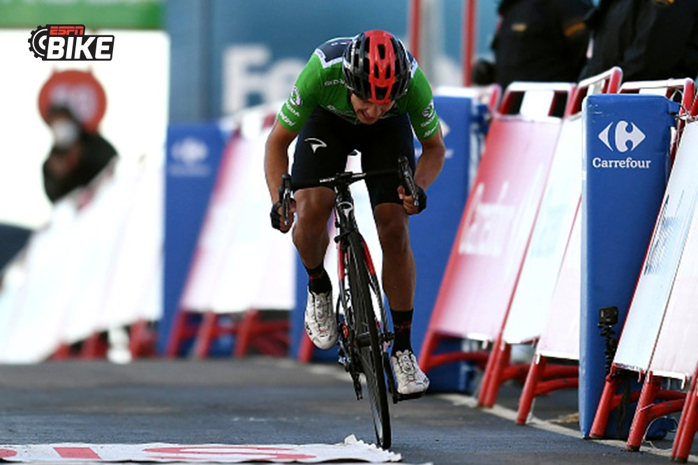 ESPNCiclismo's tweet photo. Richard #Carapaz, simplemente respeto. La Locomotora de #Carchi tuvo en vilo a todos con un ataque final en el que intentó quitarle la corona a #Roglic.

#LAVUELTAxESPN
#CICLISMOxESPN
#ESPNBike

¡A definir a @RichardCarapazM con una palabra! ¡Los leemos a todos! 🇪🇨👇🚂 https://t.co/4PDlpDKGsH