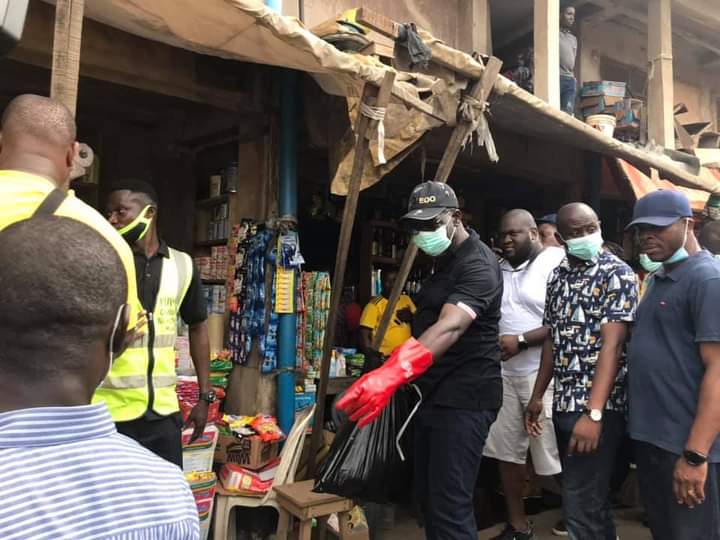 beta_edo's tweet photo. 2020 Alaghodaro: Obaseki, Shaibu join youths in state-wide clean up exercise

The Edo State Governor, Mr. Godwin Obaseki and his deputy, Rt. Hon. Comrade Philip Shaibu on Saturday joined youths in the state on a state-wide clean-up exercise...

https://t.co/kj35u52ycb https://t.co/OzmncWY5QM