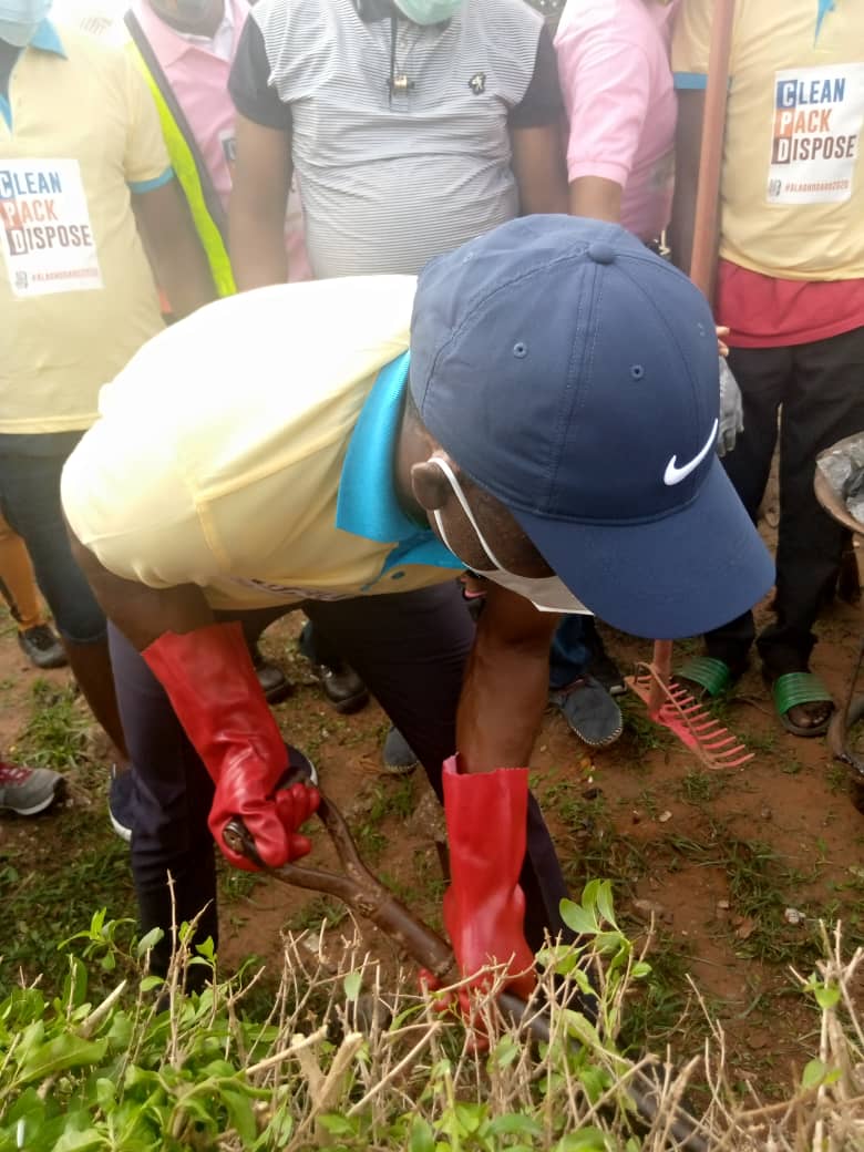 beta_edo's tweet photo. 2020 Alaghodaro: Obaseki, Shaibu join youths in state-wide clean up exercise

The Edo State Governor, Mr. Godwin Obaseki and his deputy, Rt. Hon. Comrade Philip Shaibu on Saturday joined youths in the state on a state-wide clean-up exercise...

https://t.co/kj35u52ycb https://t.co/OzmncWY5QM