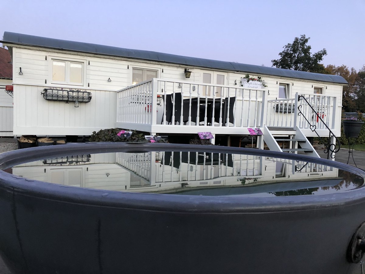 buitengoedgaard's tweet photo. #lastminute 
Maandag 09-11 tot vrijdag 13-11 beschikbaar. Superdeluxe #pipowagen #mammaloewagen #huisopwielen #hottub #centrale (vloer)verwarming, 1.5 m afstand, #social distance, superschoon, ontbijtservice van Melange, afhaalmaaltijden bij Ristorante Porto Maurizio https://t.co/99HtjufoOm