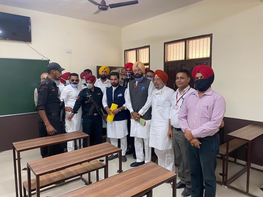 iranasodhi's tweet photo. Happy to have inauguarated #SmartSchool Village MahmuJaiya in my constituency #GuruHarSahai #Punjab to empower schools, further boost &amp; ensure good quality education system &amp; take all possible steps to provide best education in the state.
#CaptainSmartConnect
@PunjabGovtIndia https://t.co/FHW7PUhr9d