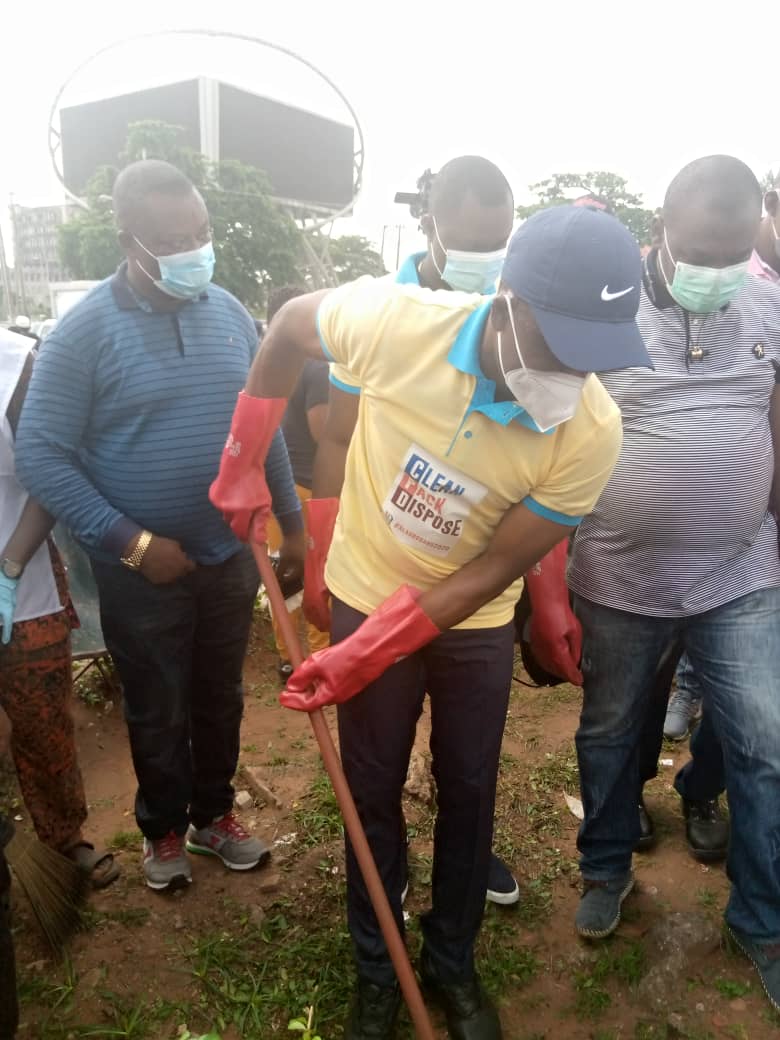 ace1yesboss's tweet photo. 2020 Alaghodaro: Obaseki, Shaibu join youths in state-wide clean up exercise

The Edo State Governor, Mr. Godwin Obaseki and his deputy, Rt. Hon. Comrade Philip Shaibu on Saturday joined youths in the state on a state-wide clean-up exercise...

https://t.co/K1X93cgb7v https://t.co/lQRDLDH1h9