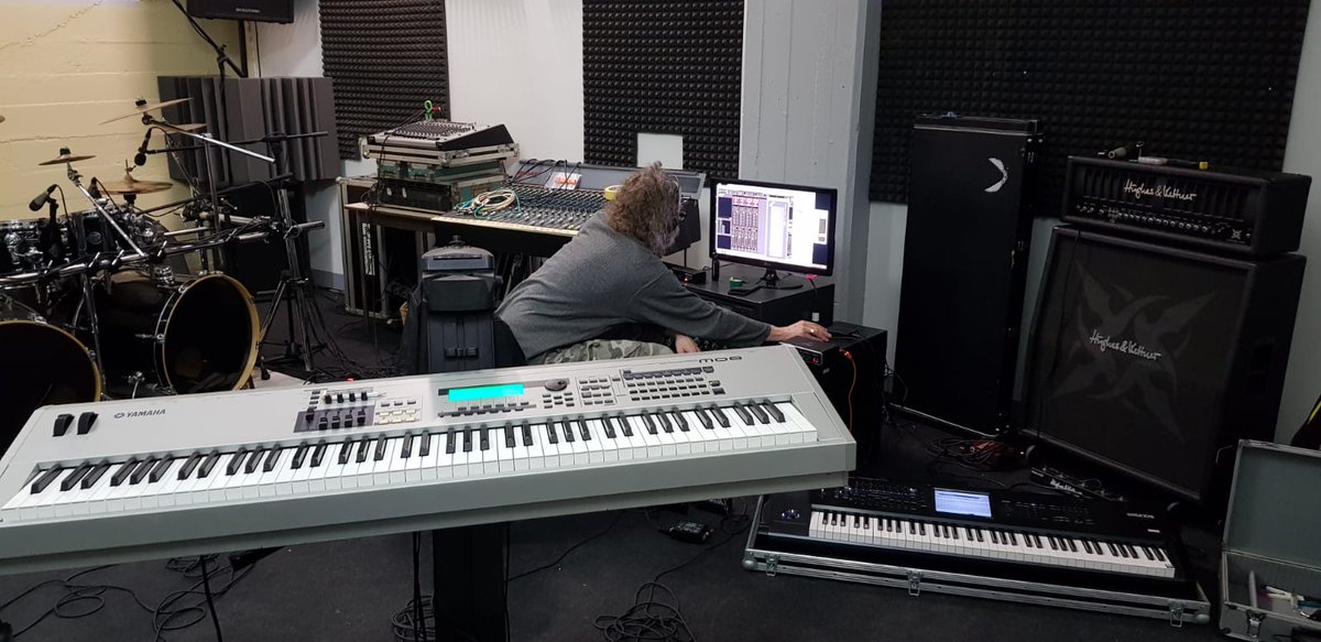 lichtscheu's tweet photo. ⏺ #Recording time... Da es aktuell nicht möglich ist, mit kompletter Mannschaft zu #musizieren, beschäftigen wir uns halt anders:  erste Gehversuche, die ersten neuen #Songs selbst aufzunehmen 🎧🙂🦇 Lichtscheue Grüße und #HappyWeekend https://t.co/gdfVquMxvl