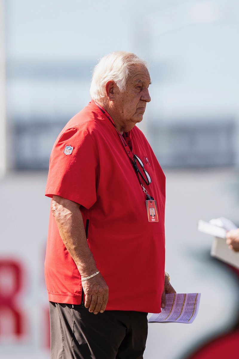 mortreport's tweet photo. Happy Birthday to the great Tom Moore, 82 years young today and still living his dream as ⁦@Buccaneers⁩ asst coach.
He has 3 Súper Bowl rings, two w ⁦⁦@steelers⁩ under Chuck Noll and 1 w Colts under ⁦@TonyDungy⁩, who served on that Steelers staff, too. https://t.co/JdgAtQ0Nyv