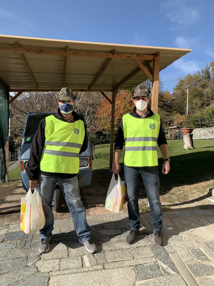 AlpiniC's tweet photo. Continua il nostro impegno per dare un aiuto alla popolazione di 
Saint-Christophe. 
Rispettiamo le regole con spirito civico così da tutelare noi stessi e il prossimo ! 
#inprimalinea #alpini https://t.co/ctFnQPZgge