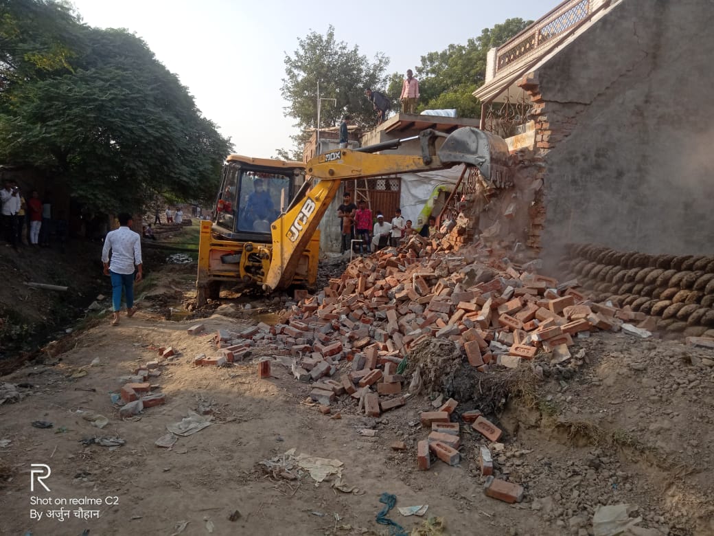 ग्राम जौला मे तहसीलदार द्वारा अतिक्रमण हटाया गया।