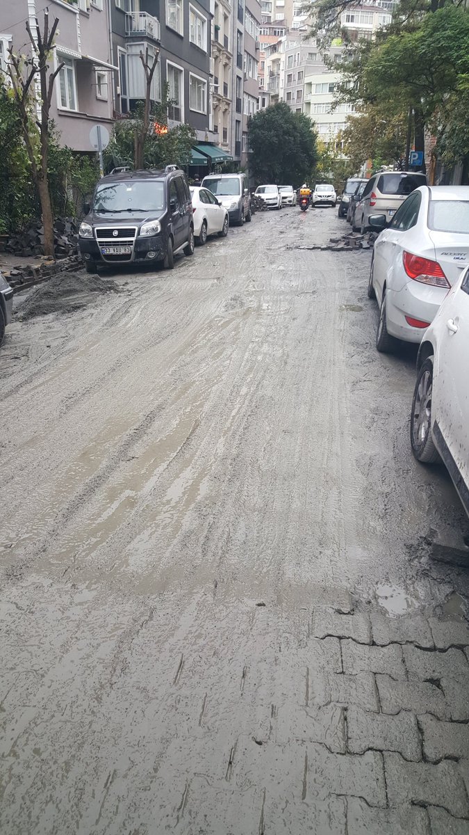 Gümüşsuyu Bolahenk sokakta bu durum calisma degil calismama haline geldi.Sokagi camur icinde birakip gitmek is yapmak midir? <a href="/iskignmudurlugu/">İSKİ Genel Müdürlüğü</a> <a href="/BeyogluBld/">Beyoğlu Belediyesi</a> @ibbBeyazmasa <a href="/ekrem_imamoglu/">Ekrem İmamoğlu</a>