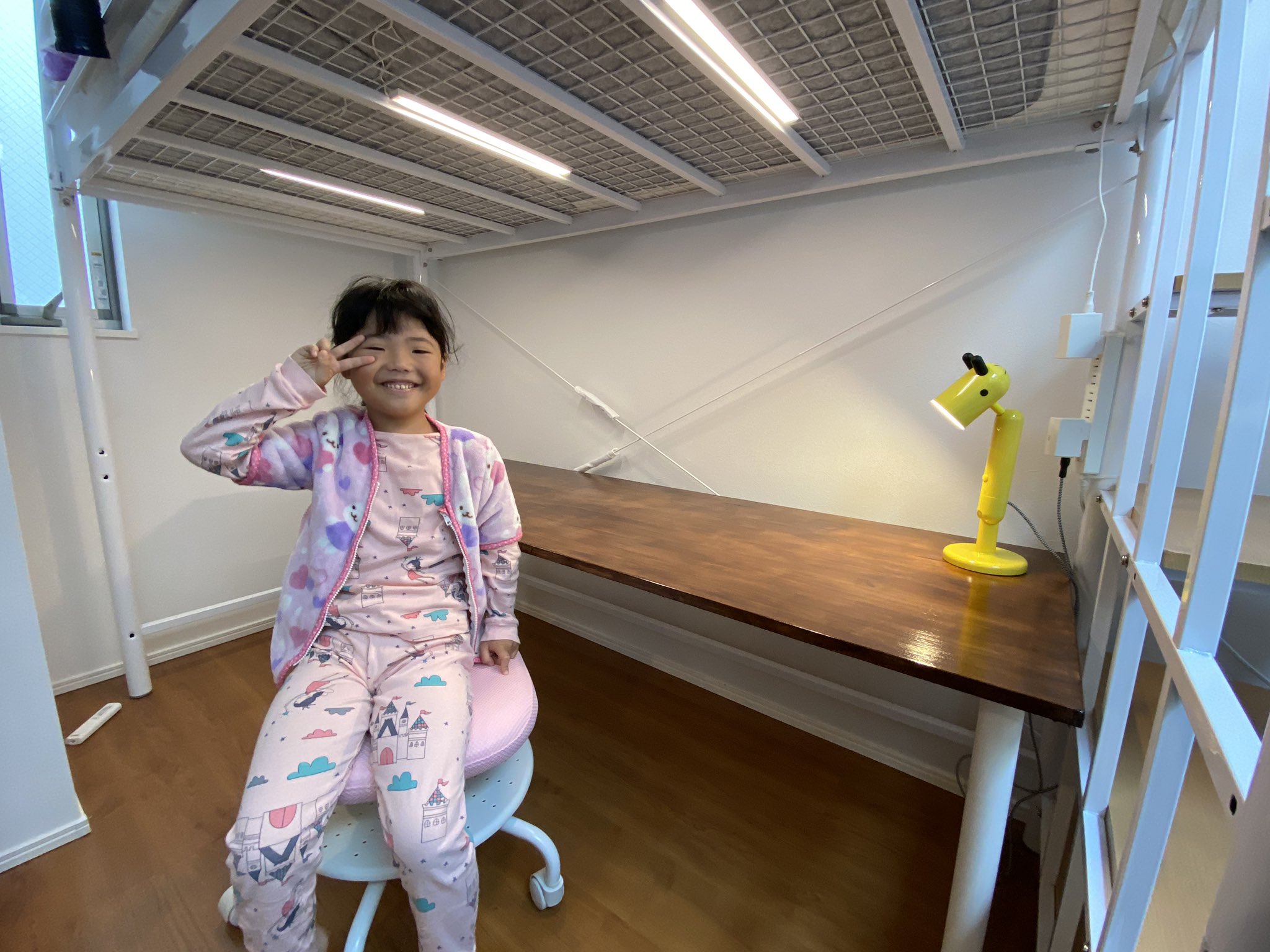 新明佑介 シンミョウユウスケ On Twitter 机の脚はikeaの伸縮式 オーロヴ 1 000円 4本 4 000円 机の厚さに既製のネジが合わなくて金物屋で396円の12mmのユニクロネジを購入 Ikeaの子供用デスクチェア ヴェムンド 6 999円 仕上げに机にikeaのキリンのled