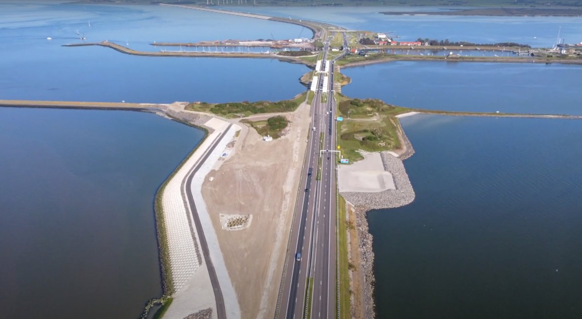 deafsluitdijk's tweet photo. Weet jij 't verschil tussen #Levvel-blocs die gebruikt worden op #DeAfsluitdijk en X-blocs? @BasReedijk (#BAM) legt 't uit in RTL4's ‘Je gaat het maken’, op zaterdag 7 nov. om 17.00 uur. Met deze innovatie zijn én blijven wij de best verdedigde delta ter wereld 💪🏻#IconOfHolland https://t.co/5Vk3Yd5H6e