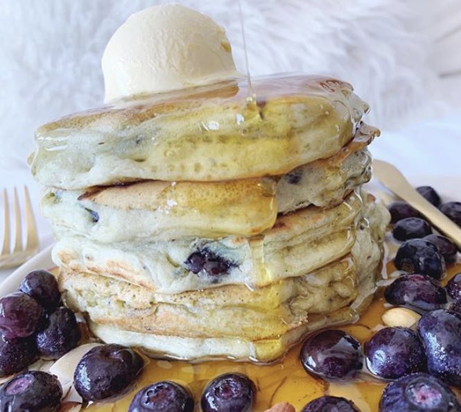 iiiitsandrea's tweet photo. bringing these stacks back just to remind people **I AM single** 

🥞 https://t.co/LwlsUNR6Tv