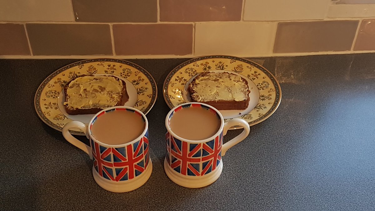 lexififi's tweet photo. Tea and banana bread for a mid afternoon snack. How terribly British! @EmmaBridgewater
#twiningstea #bananabread #wedgewood #emmabridgewater https://t.co/9o1zlq2kGi
