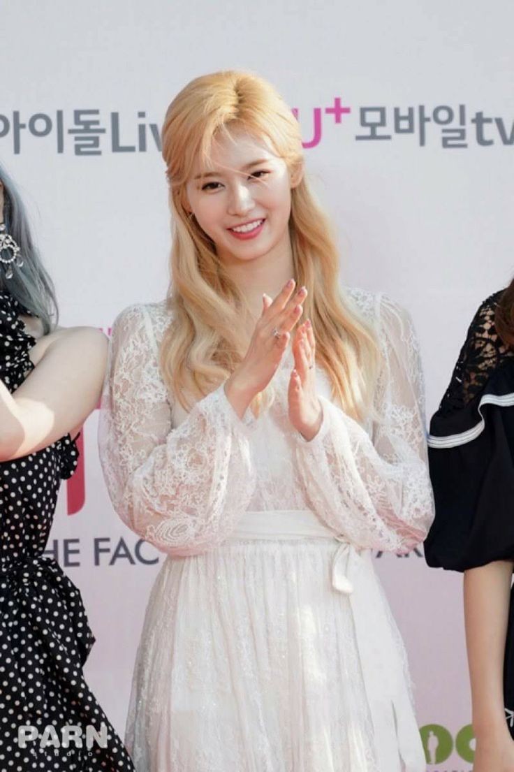 cherryawaki's tweet photo. @choisandt @jungyunhio @sixtoneshintaro @fluctuative @flywithiscarion She claps her hand so happily, with a wide smile she’s walking to her standing mic and responded the Priest word “Thankyou so much sir Hokuto. I let you to take a rest and enjoying the party with us ” https://t.co/9XlfMLOKSL