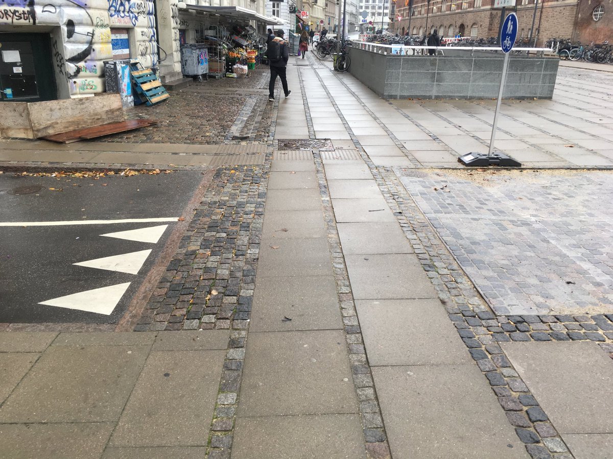 A continuous footpath ensures clarity about who has the right of way 🚶‍♀️ 🚲 #Copenhagen