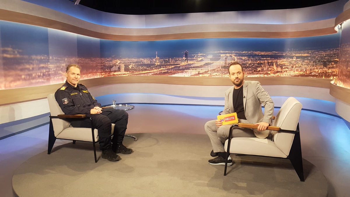 PatrickBudgen's tweet photo. Er hat den Wega-Einsatz nach #terrorattackVienna geleitet: heute ist Kommandant Ernst Albrecht Gast im #wienheute-Studio. Er erzählt warum sich Polizisten zur Zielscheibe machen müssen, wieso er keine Angst hatte und wieso sein Sohn auch in der roten Zone war. 19h ORF2 https://t.co/zGZoX6ORsr