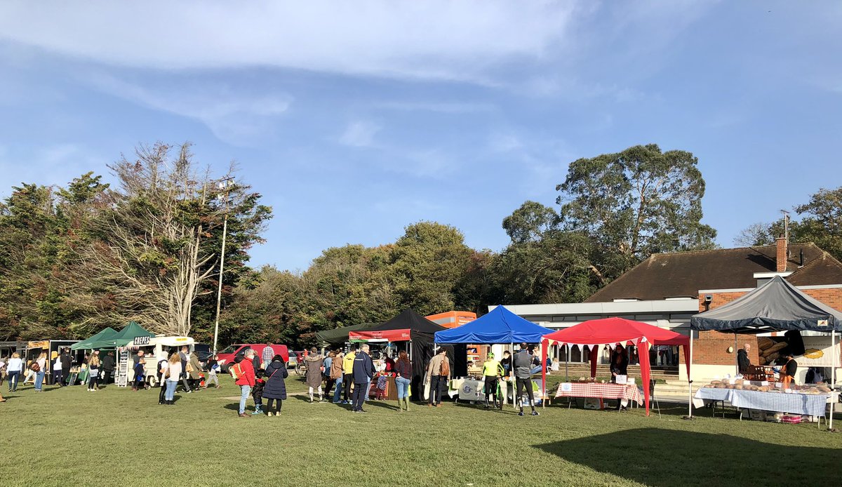 MertonEye's tweet photo. A sunny lunchtime browsing (and eating!) at the little weekend market at Wimbledon Rugby Club (off Barham Road). Veg, bread, cakes etc. Recommend the cheddar and spinach crepes 👍🏼 https://t.co/tb2IutlLPr
