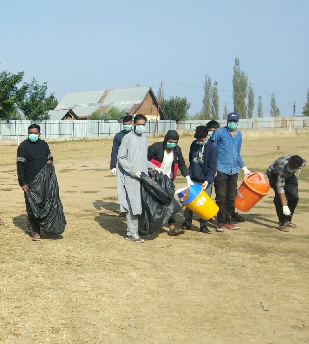 RadioChinar's tweet image. #SwachhBharatSwasthBharat 

Cleanliness Drive organised  at Wagoora Village, #Kashmir to create a healthy and clean living environment for the local populace. Locals were educated on Waste Management Systems and mechanisms to dispose garbage safely.

#NayaKashmir #CleanHome