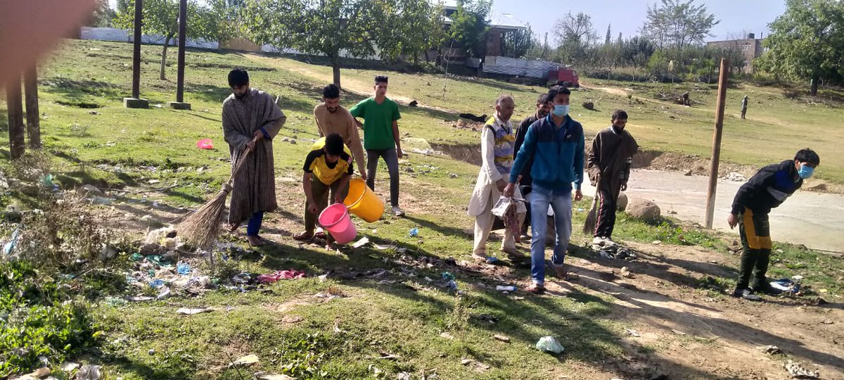 RadioChinar's tweet image. #SwachhBharatSwasthBharat 

Cleanliness Drive organised  at Wagoora Village, #Kashmir to create a healthy and clean living environment for the local populace. Locals were educated on Waste Management Systems and mechanisms to dispose garbage safely.

#NayaKashmir #CleanHome