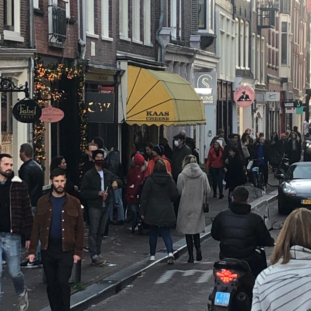 ingridkerr's tweet photo. Joh... what else is new. Zie hier mijn Bermuda Driehoek Grote groepen bezoekers aan het funshoppen. Het kan ze geen reet schelen. #Runstraat #9straatjes https://t.co/93DRC9DVTT
