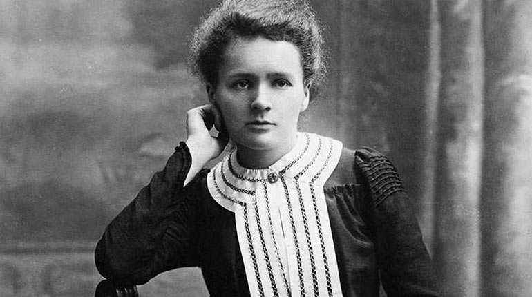 4/ #MarieCurie lived for  #Science- she is the only person to win a Nobel Prize in 2 sciences- without being corrupted by notoriety, giving up the economic benefits she could have enjoyed together with  #PierreCurie, thanks to their discoveries. #scritturebrevi #Ventaglidiparole