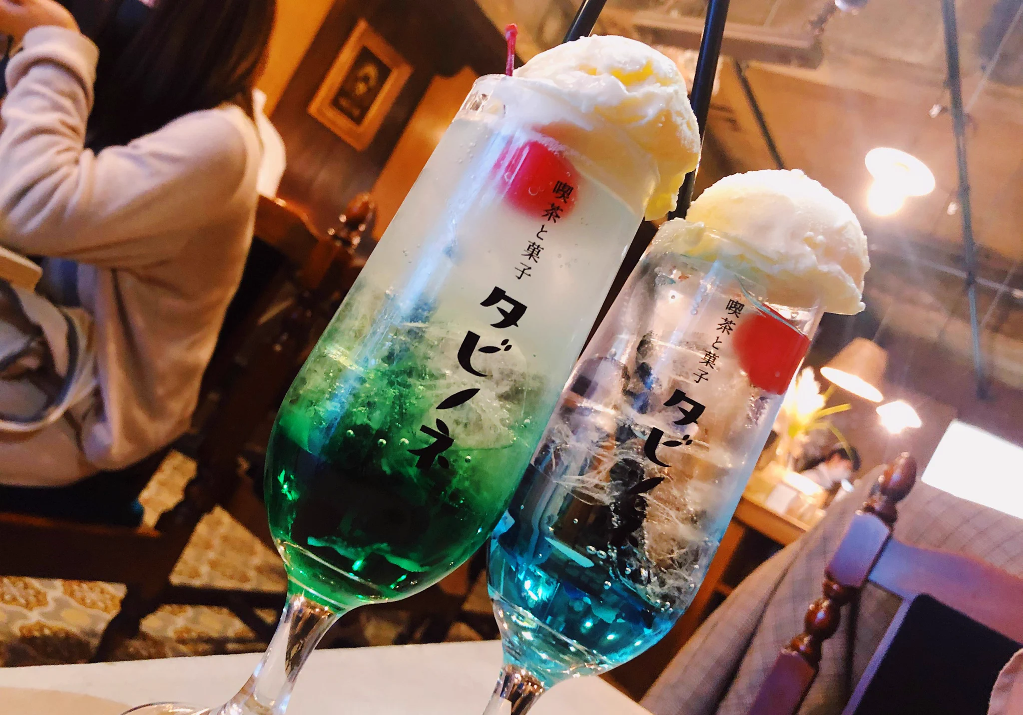 ここまで綺麗なクリームソーダ見たことない！大阪の【喫茶と菓子タビノネ】に行ってみたい！
