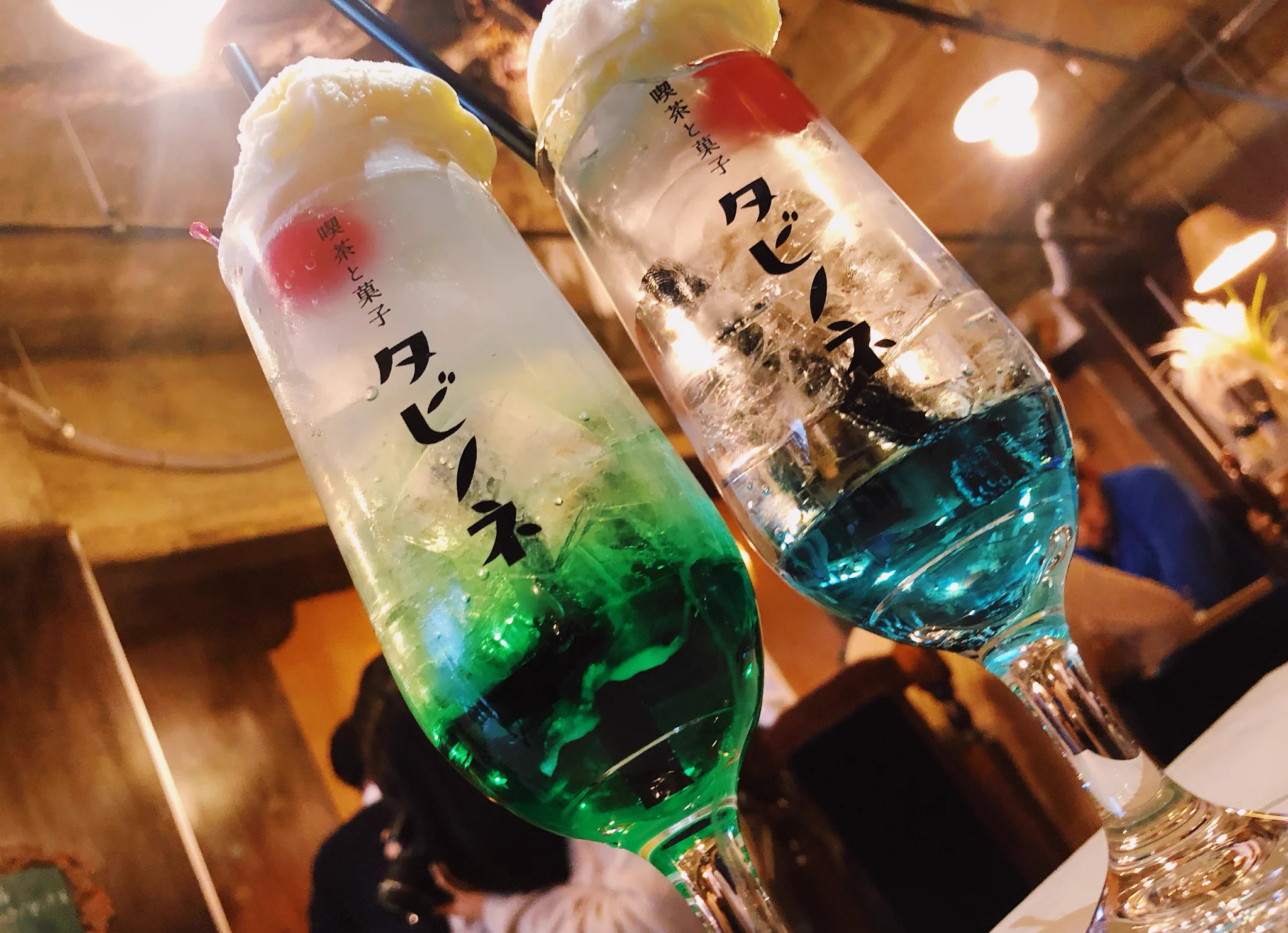 ここまで綺麗なクリームソーダ見たことない！大阪の【喫茶と菓子タビノネ】に行ってみたい！