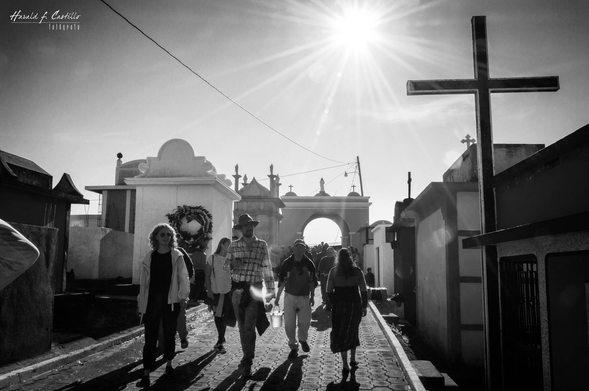 Haraldshots's tweet photo. Día de muertos! Sumpango  📸 #guatelinda  #photography #blackandwhite #streetphotography #arquitecturephotography #bnw #bnwphotography #blancoynegro #nikon #nikontop #StreetArt #perhapsyouneedalittleguatemala #visitguatemala #guatemala #photographer https://t.co/AQGCJzPLdM