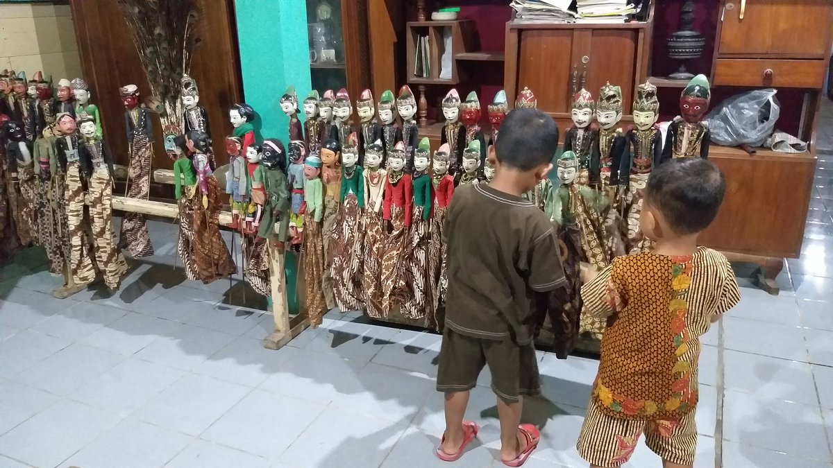 masadini14's tweet photo. Bisa main wayang ini mbah? https://t.co/GbPmjhAheo