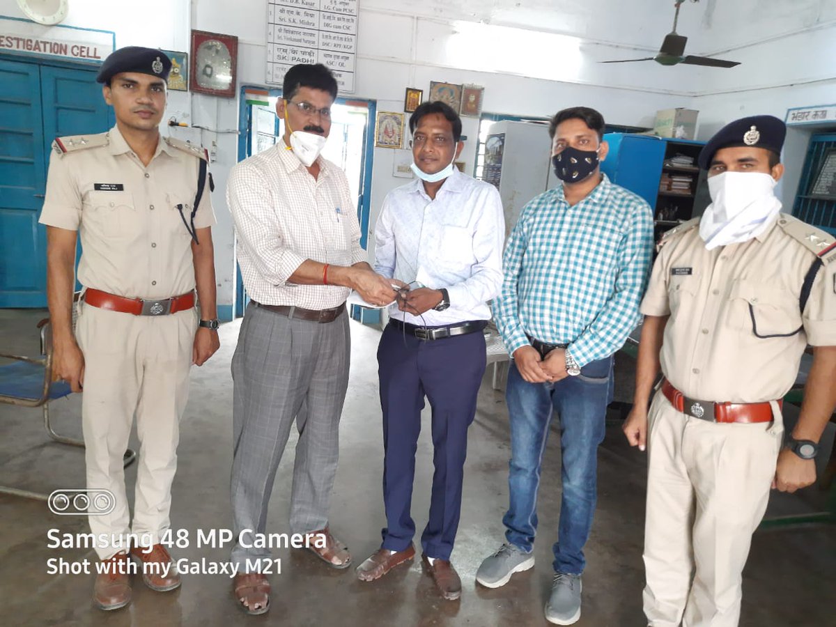 rpfserkgp's tweet photo. #GOODWORK
#Call182
RPF/POST/BLS recovered one left behind Samsung smart phone, which was left charging in Train no. 02210 Duronto exp..After proper verification handed over to Passenger.
#SERVICEWITHSMILE👨✈️
@RPF_INDIA @zscrrpfser https://t.co/UMP4zcZ4FV