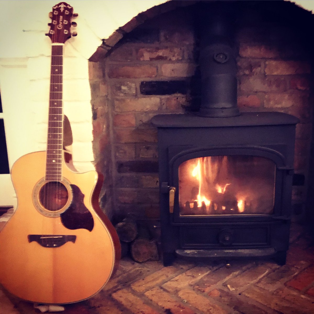 JessGuise's tweet image. HOUSEWARMING LIVESTREAM! Monday 9th November at 8pm I’m going to be playing some tunes on my instagram live to celebrate our new pad, the only way we know how in a lockdown. Drop me a line if you have any requests 😊