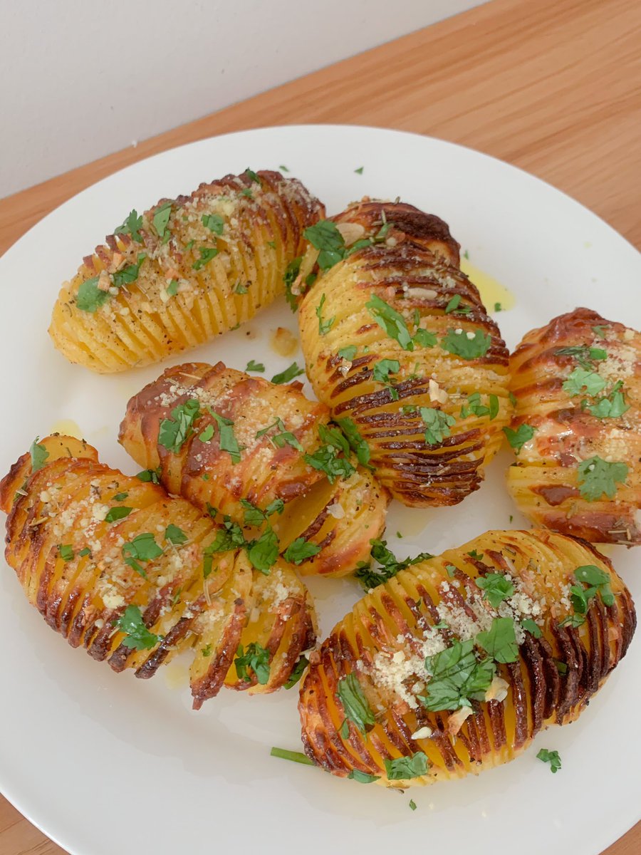 sllsy's tweet photo. Roasted garlic and rosemary hasselback 🥔es, homemade hand stretched 🍕(top: plain Shiitake mushrooms, bottom: onions, shimeji mushrooms, sausage and red chilli). Not pictured were two chocolate brownie mug cakes 🥴 https://t.co/GEgIlFaCR7