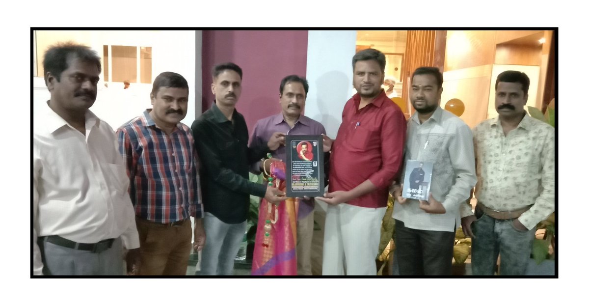 jeevakalaignani's tweet photo. On behalf of #HBDKamalHaasan our Friend Vijay Kumar written Book Kamal oru Kavidhai published today by @RajaparvaiB  received by @jeevakalaignani along with @PrabhakarMK2 @MKManohar2 &amp; Friends we wish for a bright success venue Sanman Hotel Bengaluru @Kamaladdict7 @SandiyarKaran https://t.co/z3QHcnaxl8