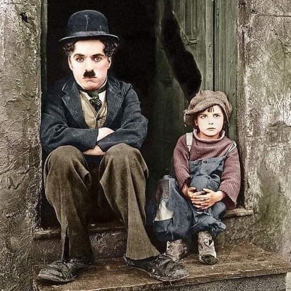 FacesSemo's tweet image. Charlie Chaplin lived 88 years
He left us 4 statements:
(1) Nothing is forever in this world, not even our problems.
(2) I love walking in the rain because no one can see my tears.
(3) The most lost day in life is the day we don't laugh.
(4) Follow Semo Faces on Facebook