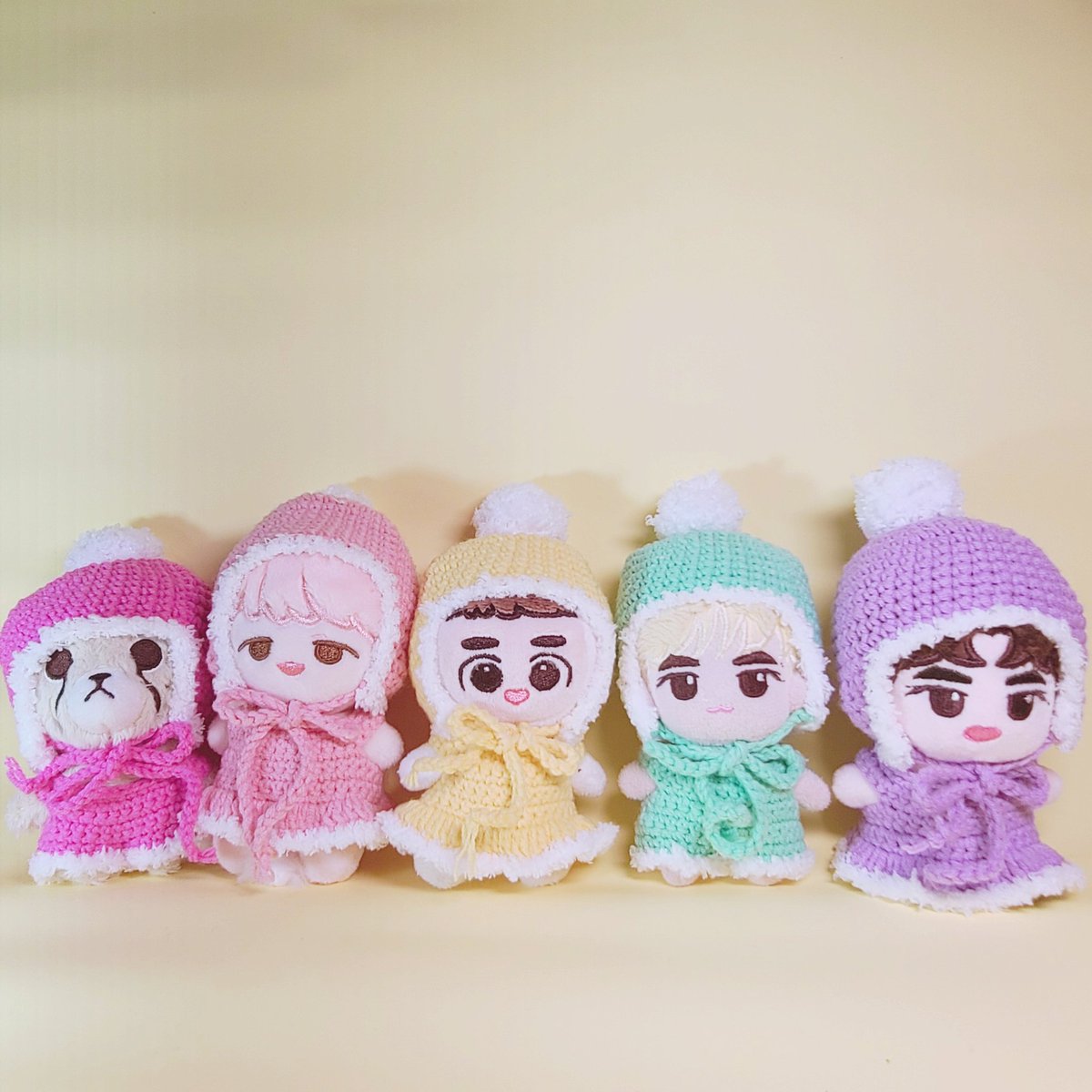 knitelier's tweet photo. 🌟니틀리에가 감사해서 하는 이벤트🌟 
1️⃣ 이 트윗을 리트윗 해주시고, 니틀리에를 팔로우 해주신 분들 중 한 분에게 컬러풀 윈터 세트(색상 랜덤)를 드려요(당첨자는 11.15.)
2️⃣ 11월 한달 동안 소품류(모자 등) 제외 의류세트 구매하신 분들에게 흰색 레이스 케이프(1인 1개, 10cm용)를 드려요 https://t.co/icfcbZ8qzk