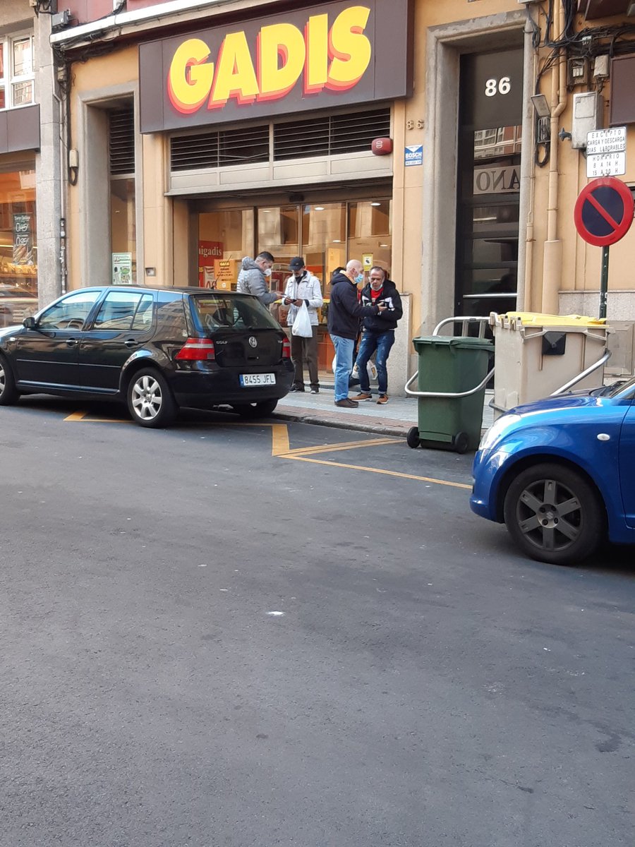 mariafabeiro's tweet photo. @gadis Igual va siendo hora de que pongáis a alguien en la puerta de vuestro establecimiento en la calle Orzán de La Coruña que ordene esto un poco, no? Se repite durante todo el día mientras reparten los turnos para pedir. Se le quitan a uno las ganas de entrar... https://t.co/1s43iXjeOW