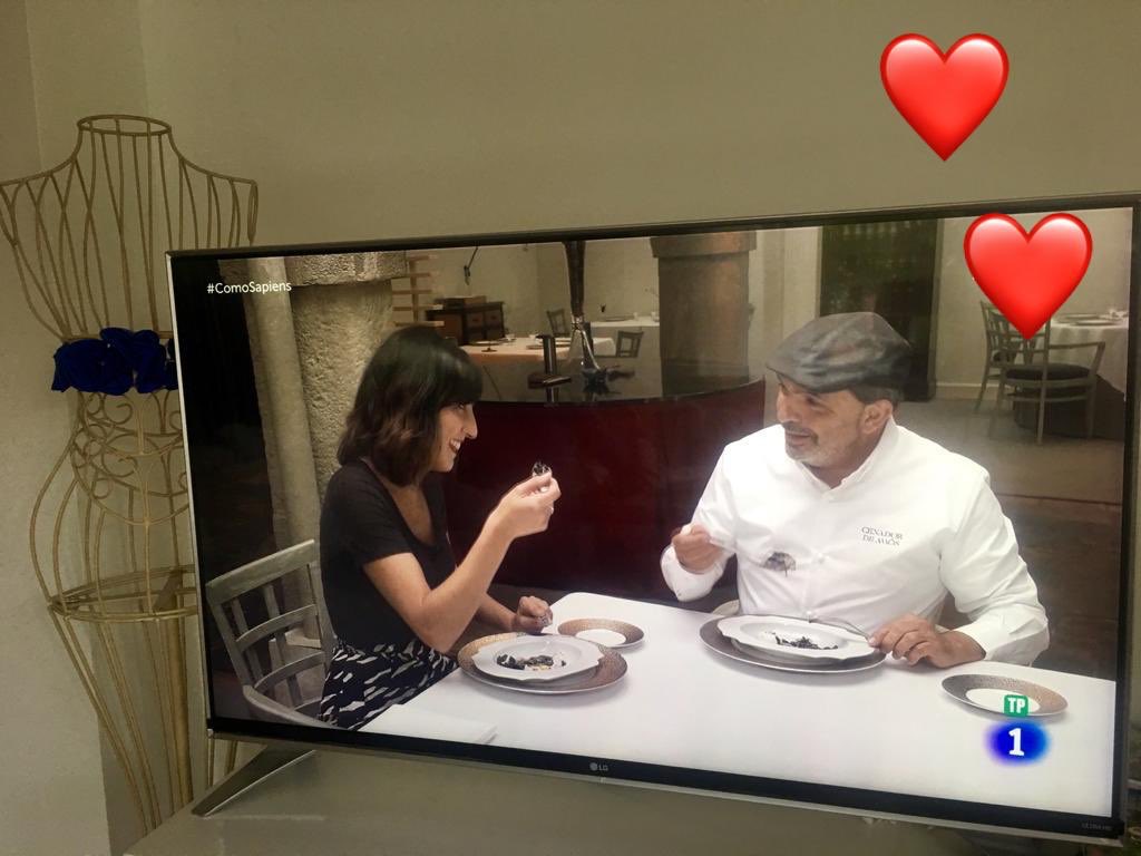 ana_patit's tweet photo. Viendo todos los programas #ComoSapiens con @miguelamunoz de esta semana que me he perdido y sorpresa..mi chef preferido @_JesusSanchez ⭐️⭐️⭐️ de @cenadordeamos @GuiaMichelin_ES en #Santander #Cantabria ❤️ @La1_tve @rtve @CocinaRTVE @TuriRuralCant  @cant_infinita @hosteleriacant https://t.co/aChLYXgj19