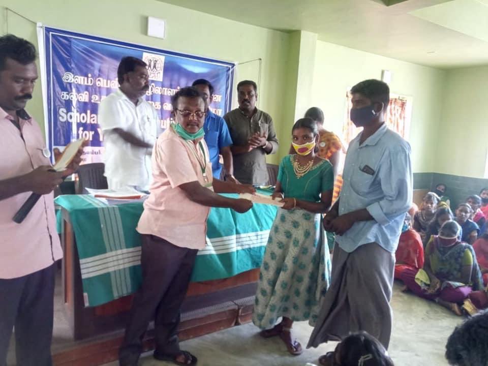 READSathy's tweet photo. #READ
#Scholarship_Support
#Young_Workers
#READ provided Scholarships to the young textile workers at PV hall, Sathyamangalam
#VAO & social activist participated in the program https://t.co/aakxUONIkS