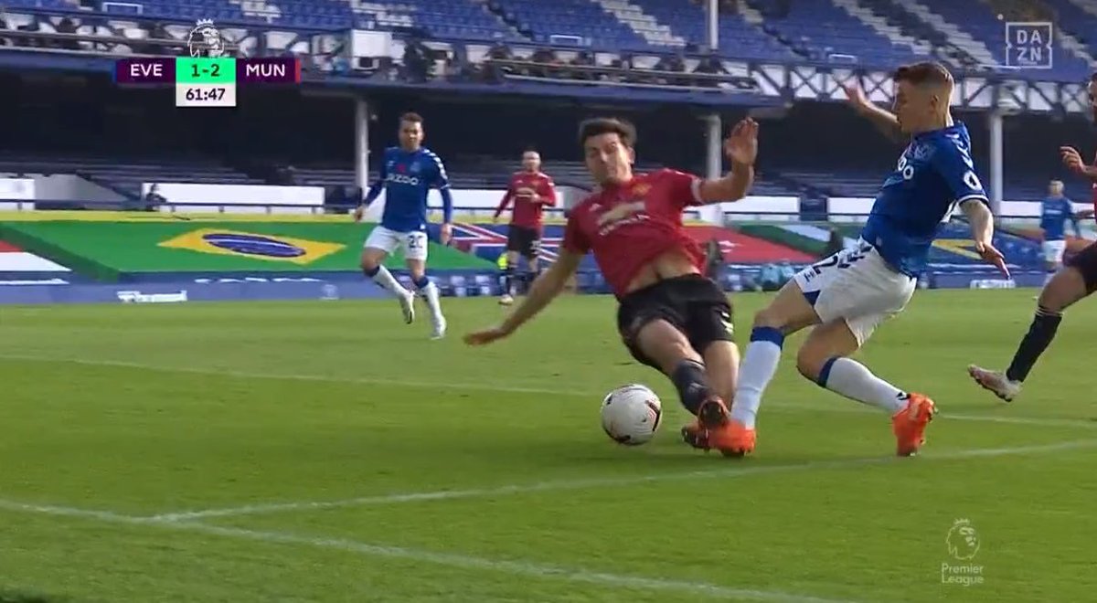 TotaleVoebal's tweet photo. Kan ni i podden börja prata en 20 min om Maguire och Fernades tacklingar och hur fula dem är på samma sätt som ni pratade om Pickfords häromveckan?
#sportbladetsplp https://t.co/Xu4UNWUUuF