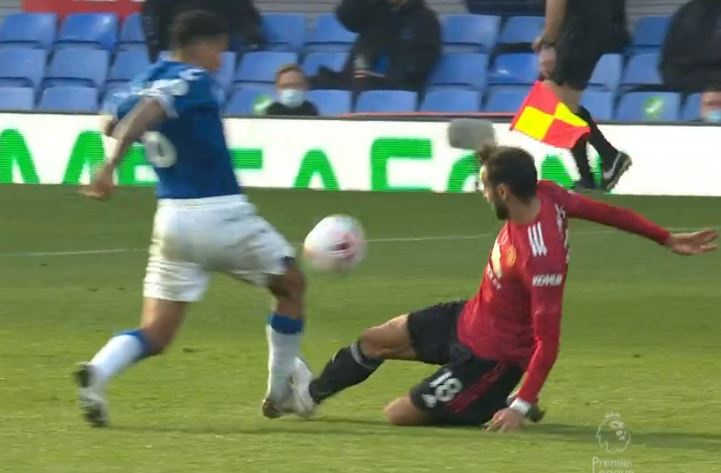 TotaleVoebal's tweet photo. Kan ni i podden börja prata en 20 min om Maguire och Fernades tacklingar och hur fula dem är på samma sätt som ni pratade om Pickfords häromveckan?
#sportbladetsplp https://t.co/Xu4UNWUUuF