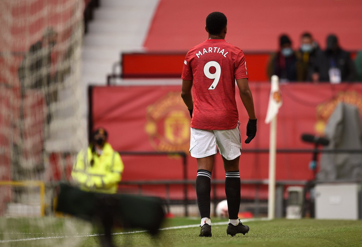 Squawka's tweet image. Anthony Martial is the only striker in the Premier League this season to have failed to produce both a shot on target and failed to create a single chance for his teammates (among all strikers with 90+ mins played).

289 minutes and counting...