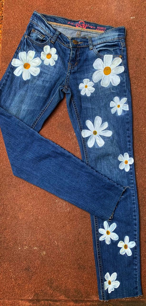 lari on Twitter: "La genia de hace magia 🔥 jeans pintados mano, el diseño que quieran 🙌 https://t.co/IrMnP9LsXB" /