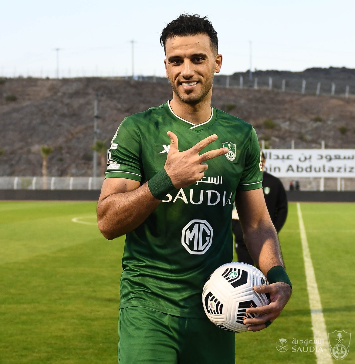 ALAHLI_FC's tweet photo. 📸 نجمنا @omaralsomah يحصل على كرة المباراة بعد نجاحه في تسجيل أول "هاتريك" في الدوري هذا الموسم في مواجهة #الأهلي_العين 💚⚽💪 https://t.co/muxMruUUl3