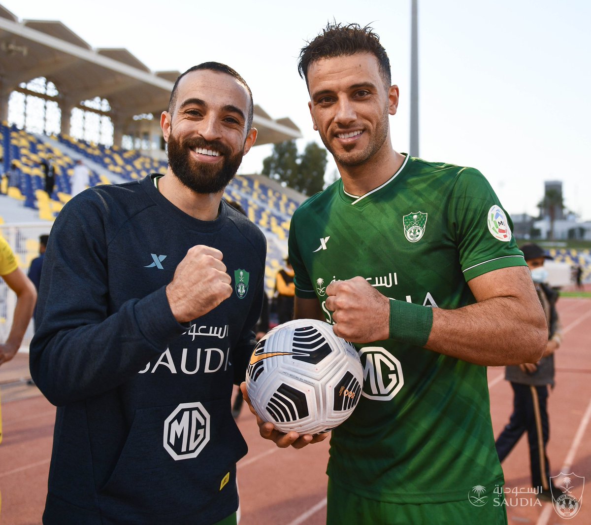 ALAHLI_FC's tweet photo. 📸 نجمنا @omaralsomah يحصل على كرة المباراة بعد نجاحه في تسجيل أول "هاتريك" في الدوري هذا الموسم في مواجهة #الأهلي_العين 💚⚽💪 https://t.co/muxMruUUl3