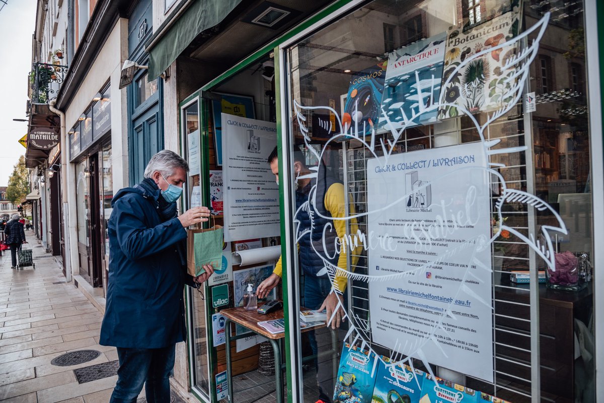 fredvalletoux's tweet photo. A la rencontre des commerçants de #Fontainebleau qui font du #ClickAndCollect, avec mon 1er adjoint @gondardj. Dans quelques jours, @VilledeFbleau lancera une application dédiée pour les commerçants de notre ville. https://t.co/Jcb82eV45D